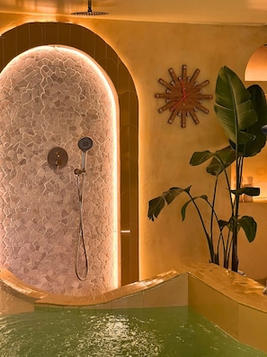 Badstue, boblebad, kroppsbehandlinger, aromaterapi og dypvevsmassasje