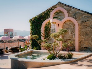 Utendørsbasseng, bassengparasoller og solsenger