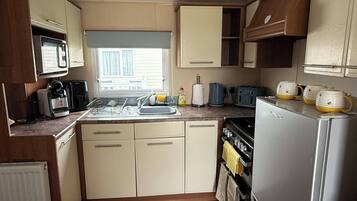 Cottage | Private kitchen | Fridge, microwave, toaster, cookware/dishes/utensils