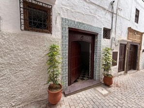 Vista frontal de la propiedad