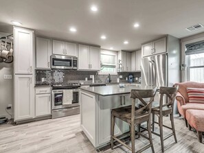 Geladeira, micro-ondas, fogão, cooktop