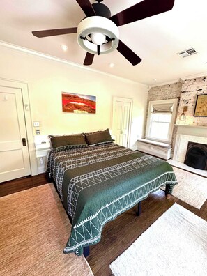 3 bedrooms, iron/ironing board, travel crib, WiFi - Stylish 3-Bedroom Home in Tulsa (Tulsa)