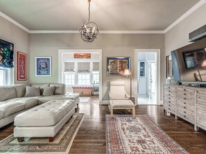 TV, stereo - Stylish 3-Bedroom Home in Tulsa (Tulsa)