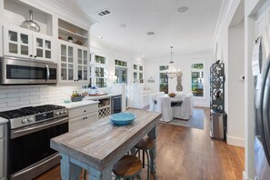 冷蔵庫、電子レンジ、オーブン、コンロ