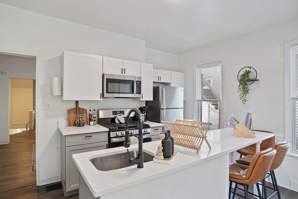 Private kitchen - 2-bedroom apartment in charming Pittsburgh with fitness room, AC (Pittsburgh)