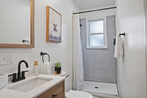 Dusche, Haartrockner, Handtücher, Seife