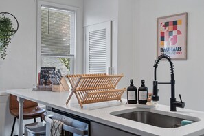 Interior - 2-bedroom apartment in charming Pittsburgh with fitness room, AC (Pittsburgh)