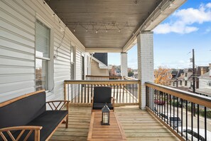 Terrace/patio - 2-bedroom apartment in charming Pittsburgh with fitness room, AC (Pittsburgh)