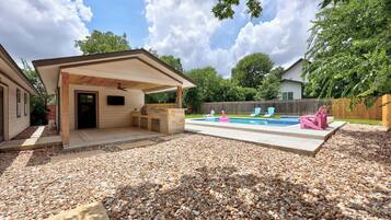 Alberca al aire libre y alberca climatizada