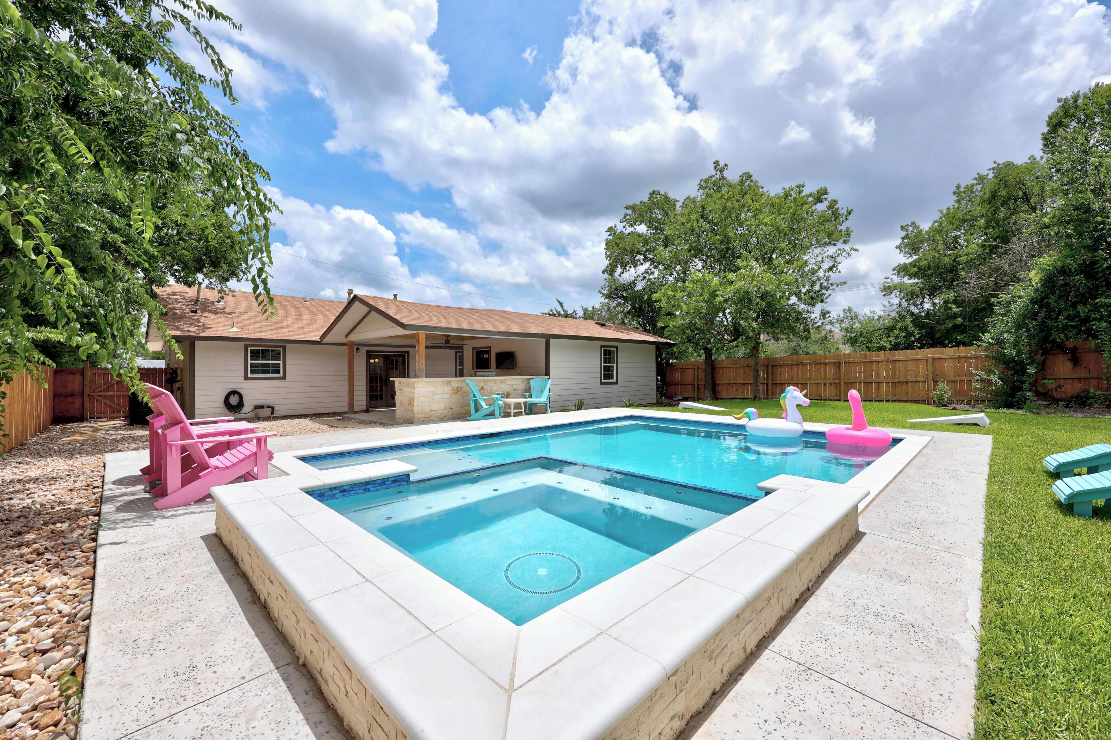 Een buitenzwembad, een verwarmd zwembad