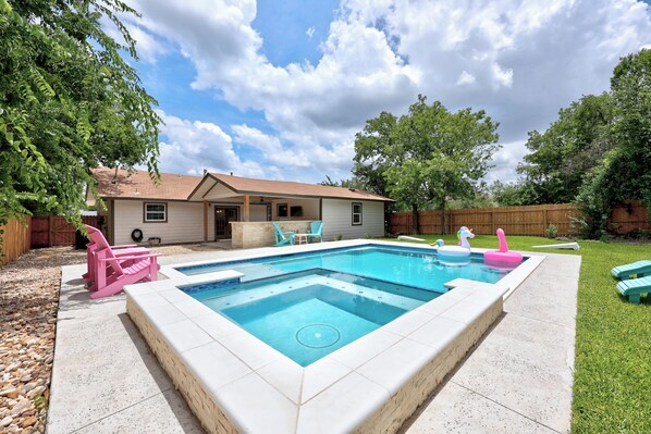 Alberca al aire libre y alberca climatizada