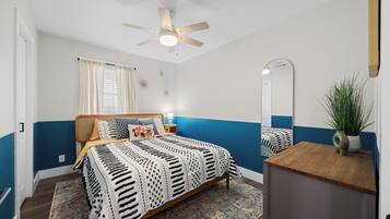 Planxa i posts de planxar, wifi gratuïta i roba de llit