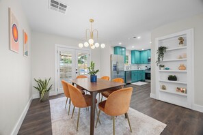 Dining - Holiday House (Georgetown)