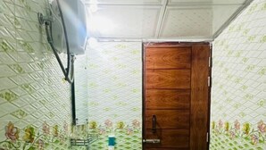 Een badkamer met toilet, wastafel en douche.