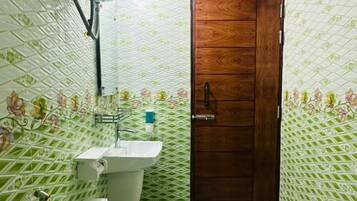 Toallas, jabón, shampoo, papel de baño