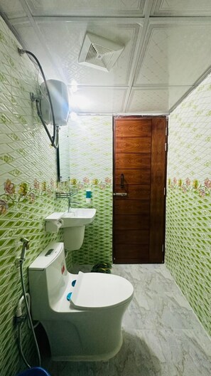 Serviettes fournies, savon, shampoing, papier toilette