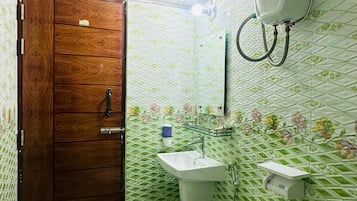 Toalhas de banho, sabonete, shampoo, papel higiênico