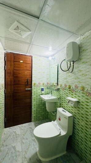 Towels, soap, shampoo, toilet paper