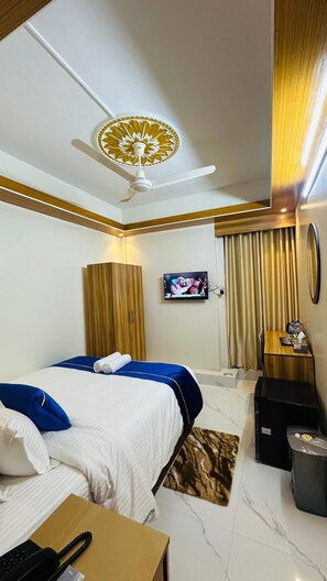 Deluxe Room | Desk, free WiFi