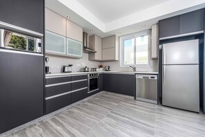 Kühlschrank, Mikrowelle, Ofen, Geschirrspüler