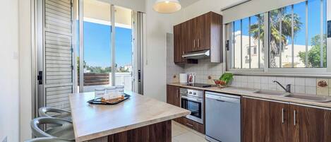 Geladeira, micro-ondas, fogão, lava-louças