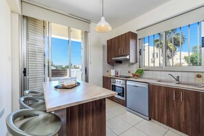 Refrigerador, microondas, horno y lavavajillas 