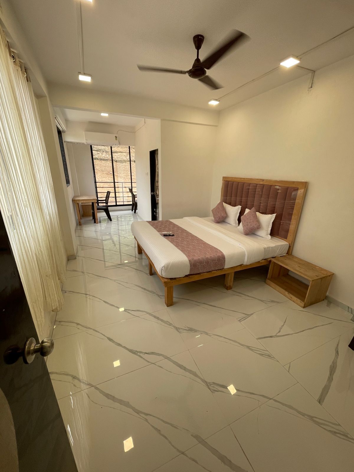 ノートパソコン用作業スペース、WiFi (無料)