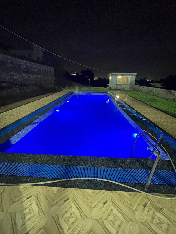 6 outdoor pools