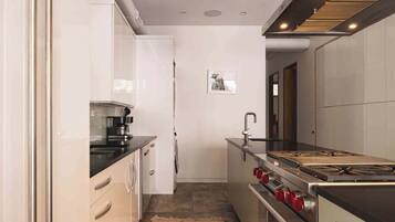 Casa de lujo, patio, vista a la alberca | Cocina privada