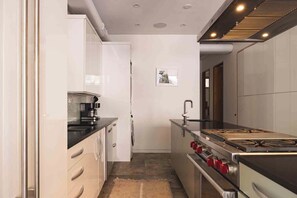 Luxury House, Patio, Pool View | Private kitchen