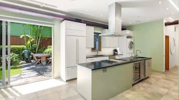Luxury House, Patio, Pool View | Private kitchen