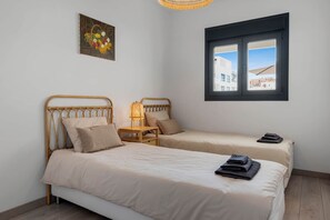 4 bedrooms, iron/ironing board, free WiFi, bed sheets