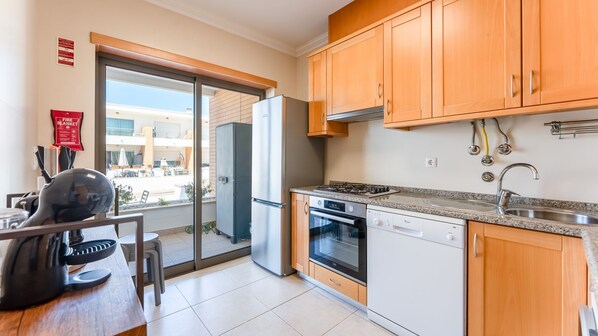 Réfrigérateur, four à micro-ondes, un four, surface de cuisson