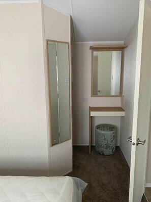 3 bedrooms, individually decorated, individually furnished - Lyons Sunnysands Holiday Park - Holiday Accommodation 12581 (Talybont)