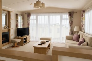 Cottage | Living area - Freshwater Beach Holiday Park - Holiday Accommodation 17116 (Bridport)