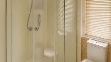 Cottage | Bathroom | Shower, hair dryer