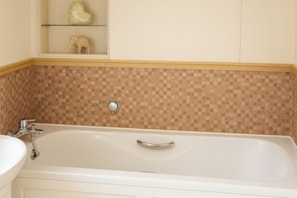 Cottage | Bathroom | Shower, hair dryer