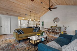 Living area - Three Palms Oasis in Old Town Bay St. Louis. In the heart of it all! (Bay St. Louis)