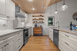 Private kitchen - Three Palms Oasis in Old Town Bay St. Louis. In the heart of it all! (Bay St. Louis)