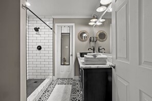 Douche, séchoir à cheveux, bidet, serviettes fournies