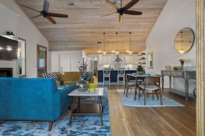 Living area - Three Palms Oasis in Old Town Bay St. Louis. In the heart of it all! (Bay St. Louis)