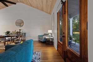 Living area - Three Palms Oasis in Old Town Bay St. Louis. In the heart of it all! (Bay St. Louis)