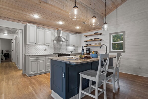 Private kitchen - Three Palms Oasis in Old Town Bay St. Louis. In the heart of it all! (Bay St. Louis)