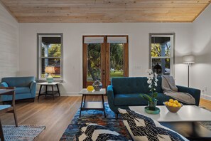 Living area - Three Palms Oasis in Old Town Bay St. Louis. In the heart of it all! (Bay St. Louis)