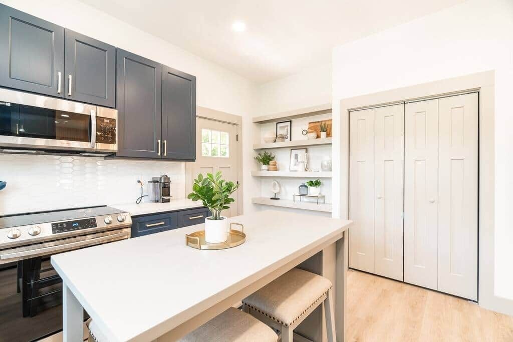 Jääkaappi, mikroaaltouuni, uuni, liesi