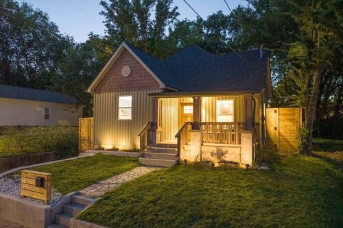 Chic Modern Home 3mi UT/Downtown