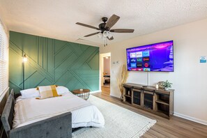 2 bedrooms, iron/ironing board, WiFi, bed sheets - Highland Hideout 10 mins from UT (Knoxville)