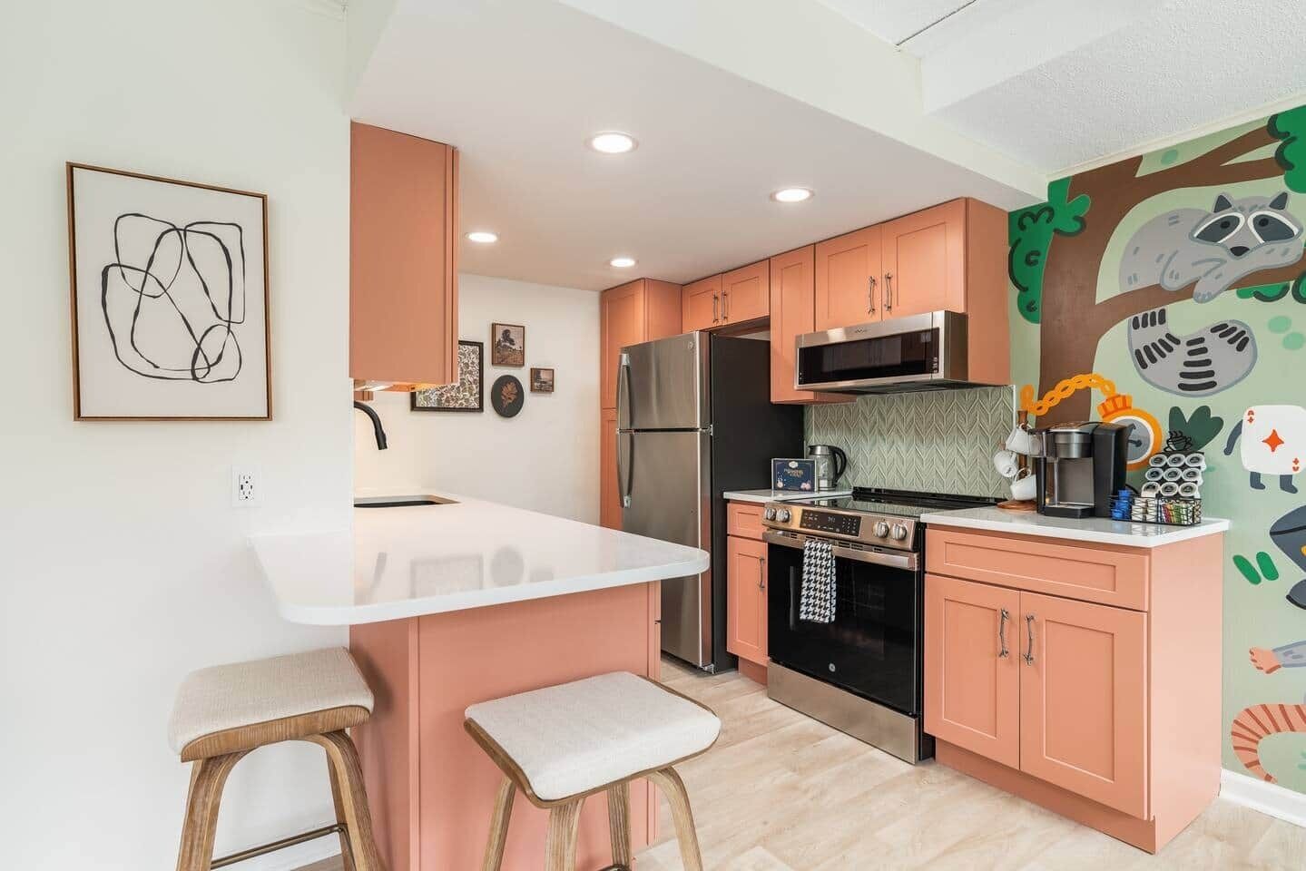 Kylskåp, mikrovågsugn, ugn och spishäll