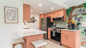 Kylskåp, mikrovågsugn, ugn och spishäll