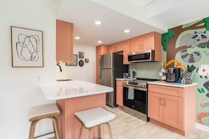 Réfrigérateur, micro-ondes, four, plaque de cuisson